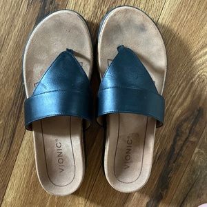 Vionic cushioned flip-flop sandals / black / size 7.5